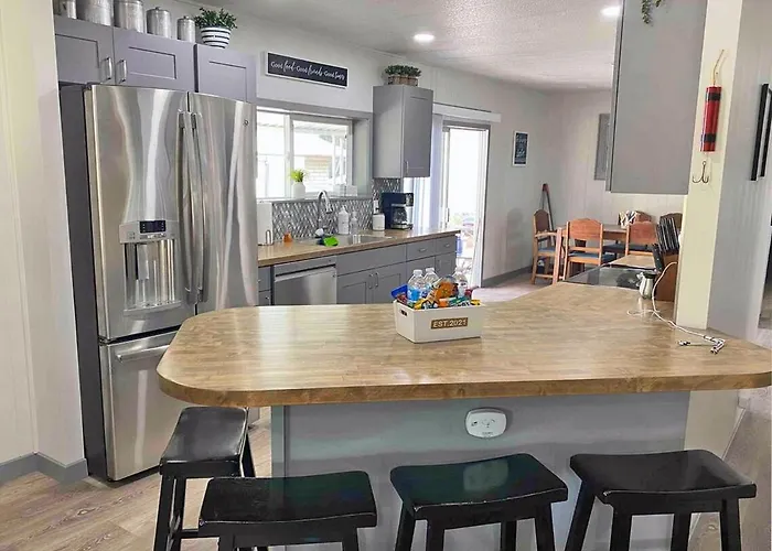 The Angler - A Spacious & Comfortable Getaway Apartment *